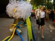 Їй вже за 70: У Чернігові донька найстаршої матері України пішла до школи