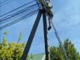 Смертельна трагедія під Дніпром: Після ураження струмом чоловік завис на електроопорі