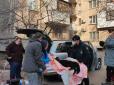 Впав з третього поверху: В Одесі за дивних обставин загинув собака, в його тілі знайшли кулю (фото)