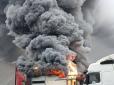 Піднявся стовп чорного диму із хімічним запахом: На складі під Москвою спалахнула потужна пожежа (фото, відео)