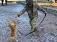 Чотирилапий теж служив на Бахмутському напрямку: У Черкасах військового не впустили в маршрутку з собакою