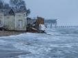 Росіяни відновили пошкоджені штормом загородження від морських дронів у окупованому Севастополі (фото)