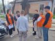 Вибігли з автоматами і заламали руки: На Одещині люди у військові формі 