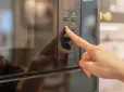 Це може здивувати! Чому вода при кипінні у мікрохвильовці не утворює бульбашок