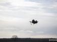 Український боєць голими руками зупинив атаку російського FPV-дрона на оптоволокні (відео)