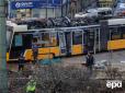 Десятки постраждалих: У центрі Мілана трамвай зійшов з рейок, на смерть збив людину та в'їхав у будівлю (фото, відео)