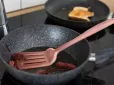 Гаряча чи холодна вода: Ось як потрібно мити жирні сковорідки
