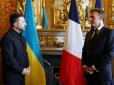 Напередодні головного свята Франції: Зеленський у Парижі зустрівся з Макроном і вручив орден, за заслуги до нашої держави (відео)