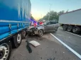 Страшна ДТП у Києві: Легковик на швидкості протаранив вантажівку, загинули мама з 2-річною дитиною