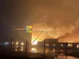 Друга спроба увінчалась успіхом: ​У передмісті Воронежа після серії вибухів палає один з найбільших у РФ маркетплейсів Wildberries